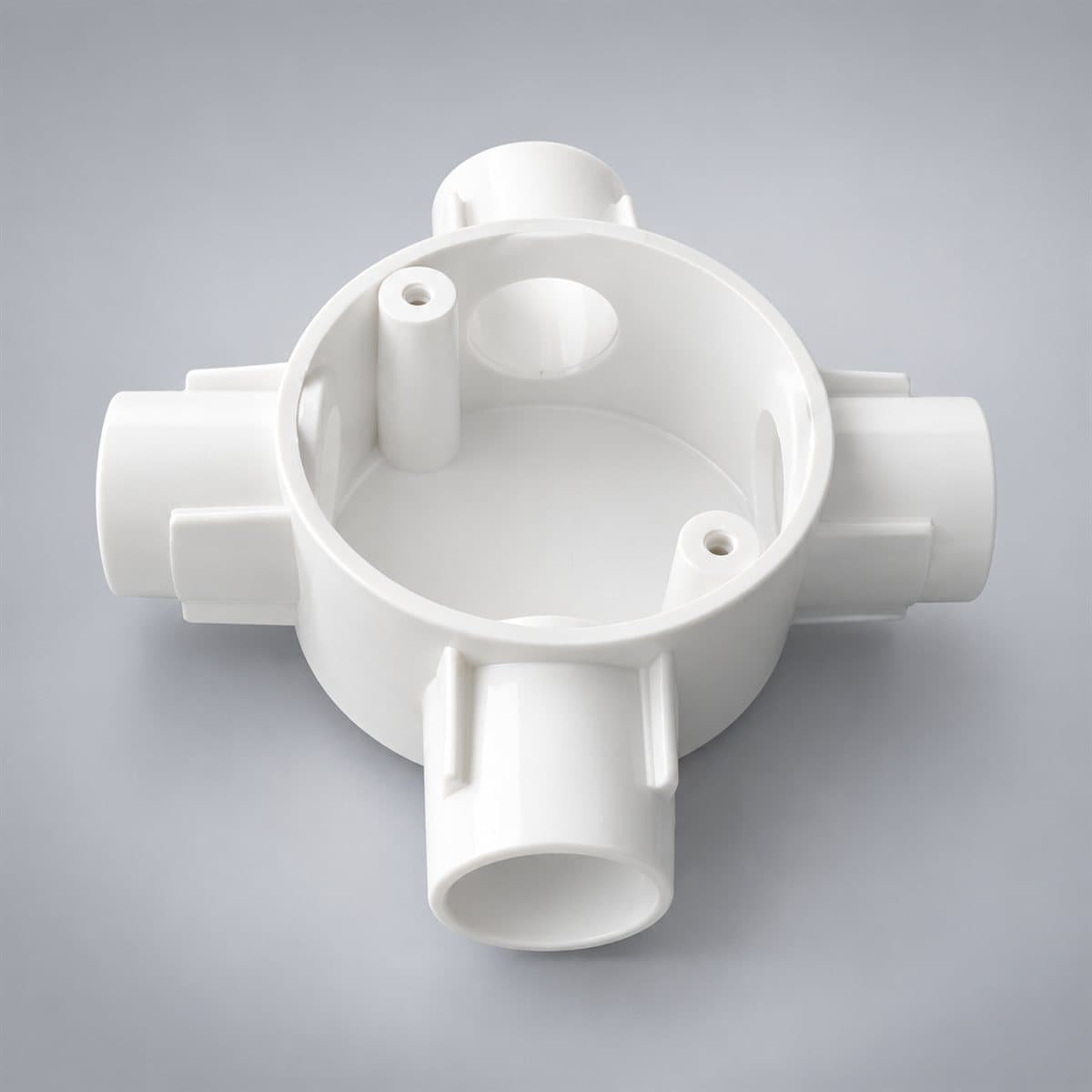 Hộp nối tròn 4 ngã ống luồn PVC Panasonic chụp góc nghiêng 3/4, thấy rõ mặt và cạnh bên