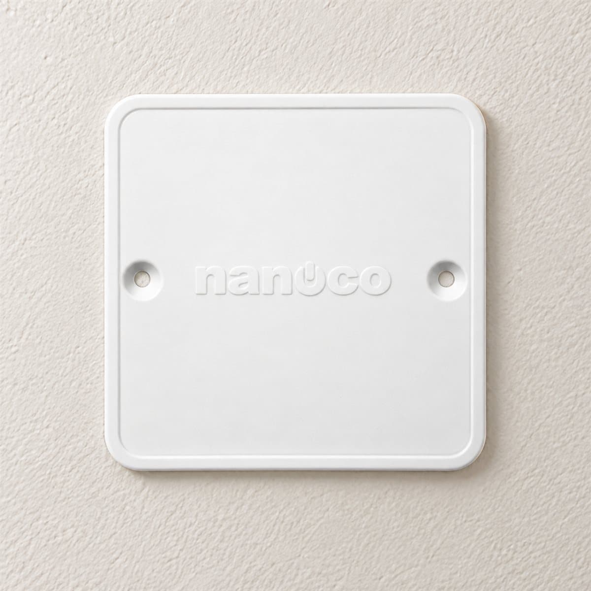 Nắp hộp âm đơn dùng cho mặt vuông chuẩn BS Panasonic đã lắp đặt trong nhà
