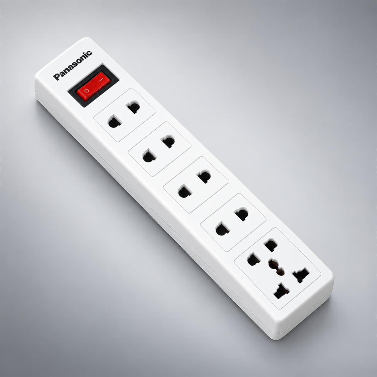 Ổ cắm có dây 4 ổ 2 chấu + 1 ổ đa năng + 1 công tắc Panasonic chụp góc nghiêng 3/4, thấy rõ mặt và cạnh bên