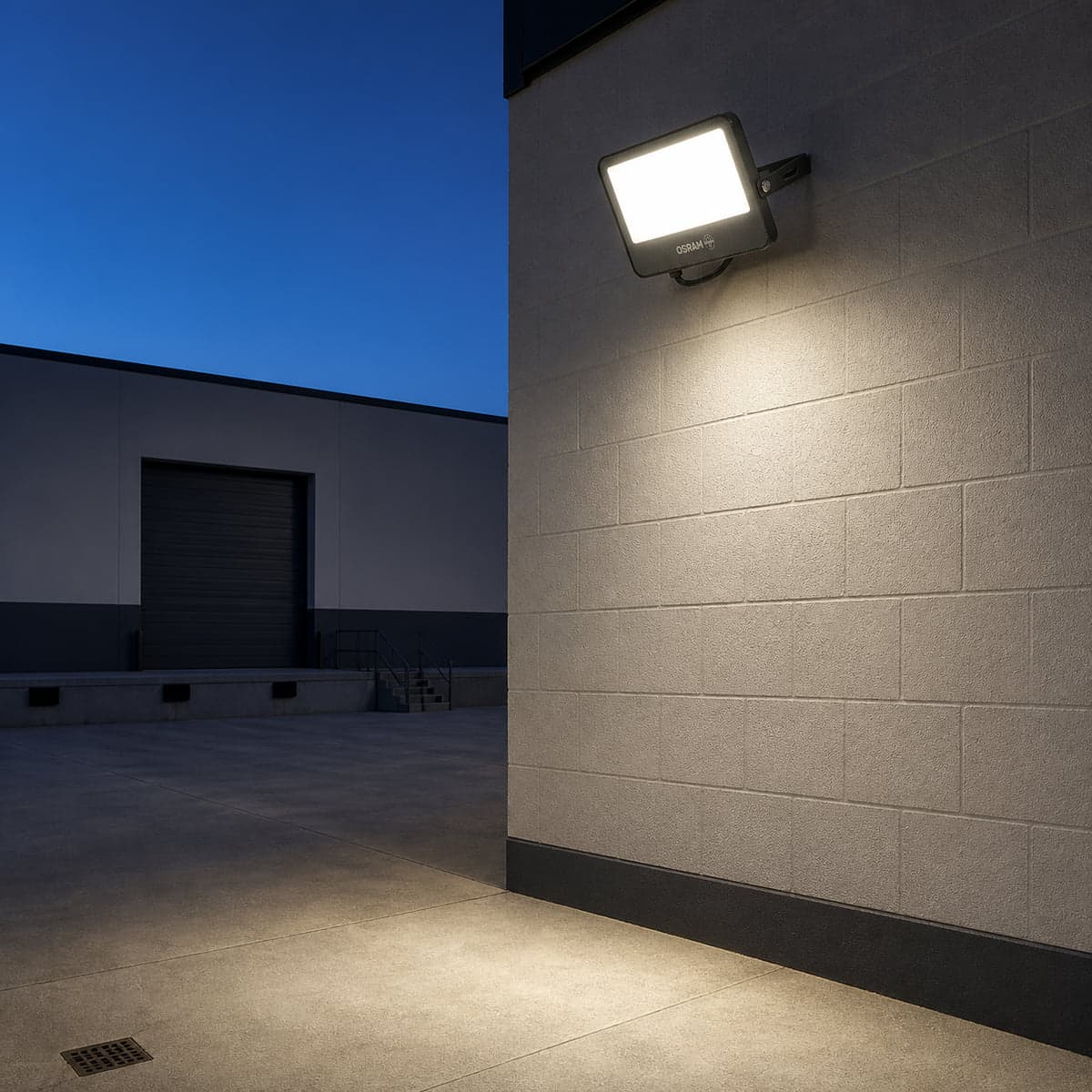 FLOODLIGHT đã lắp đặt, đang chiếu sáng