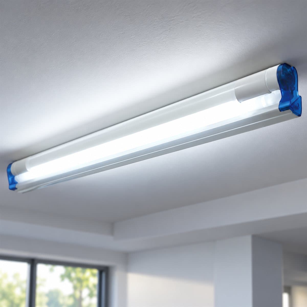 Bộ máng đèn T8 thủy tinh Panasonic đã lắp đặt, đang chiếu sáng