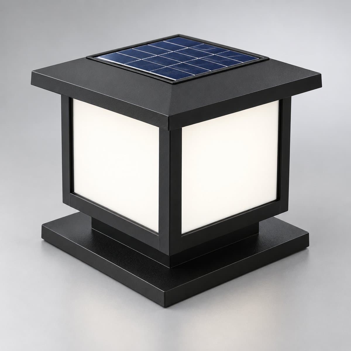 Đèn pha solar, đèn sân vườn solar Panasonic chụp góc nghiêng 3/4, thấy rõ thân và cạnh bên