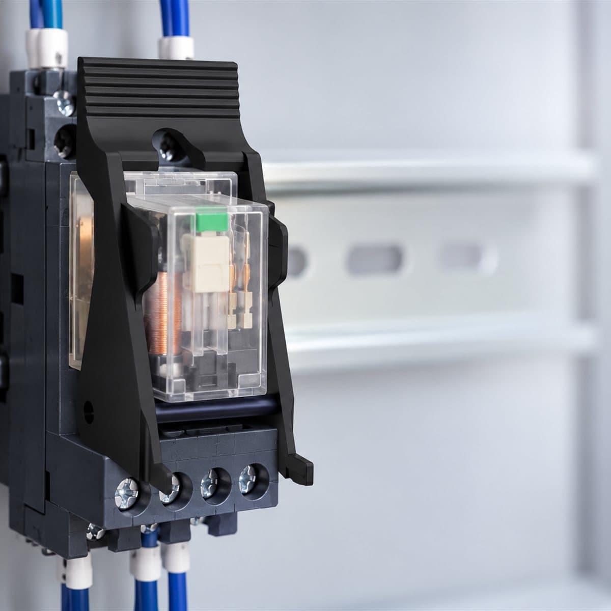Kẹp giữ rơ le nhựa RXG/RSB Schneider đã lắp đặt trong nhà