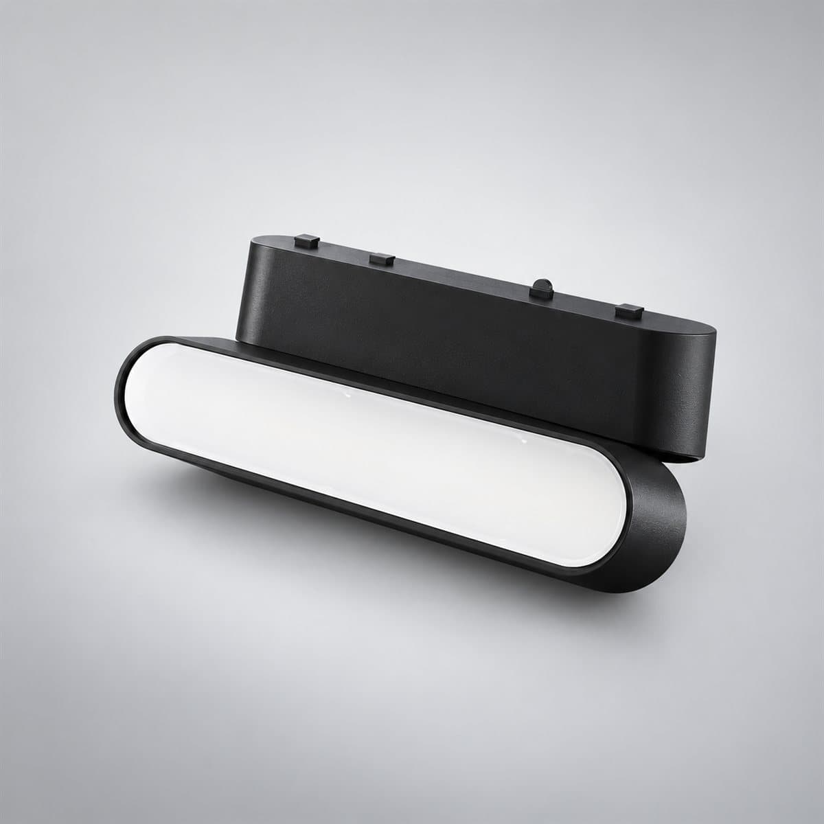 Đèn pha gập nam châm Panasonic chụp góc nghiêng 3/4, thấy rõ thân và cạnh bên