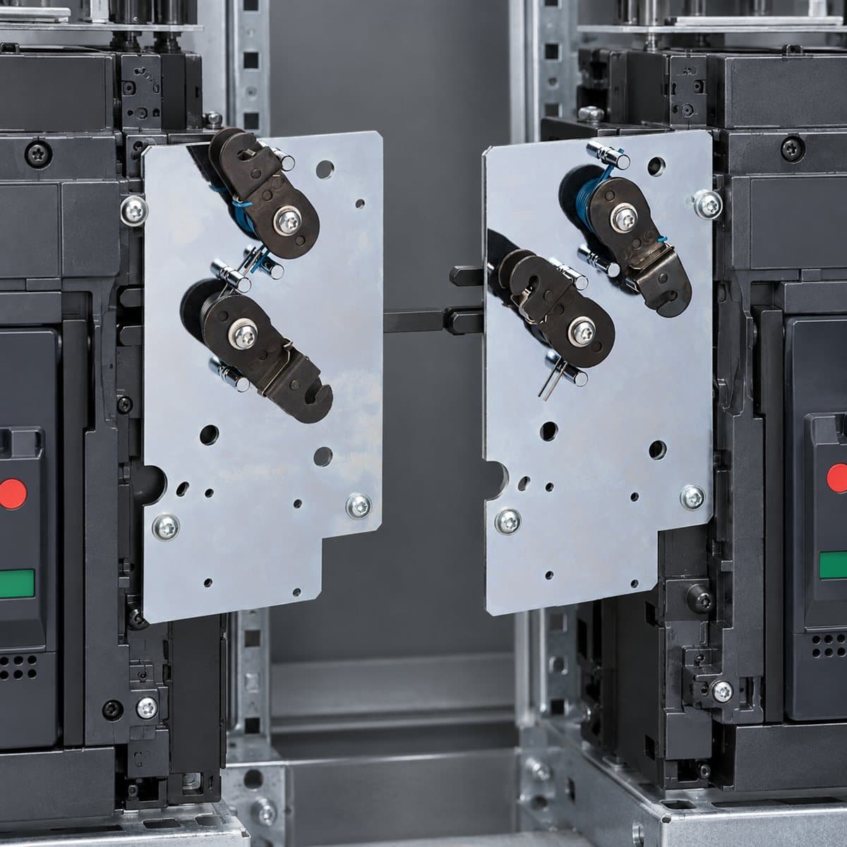 Bộ 2 đồ gá khoá liên động MasterPacT MTZ1 Schneider đã lắp đặt trong nhà