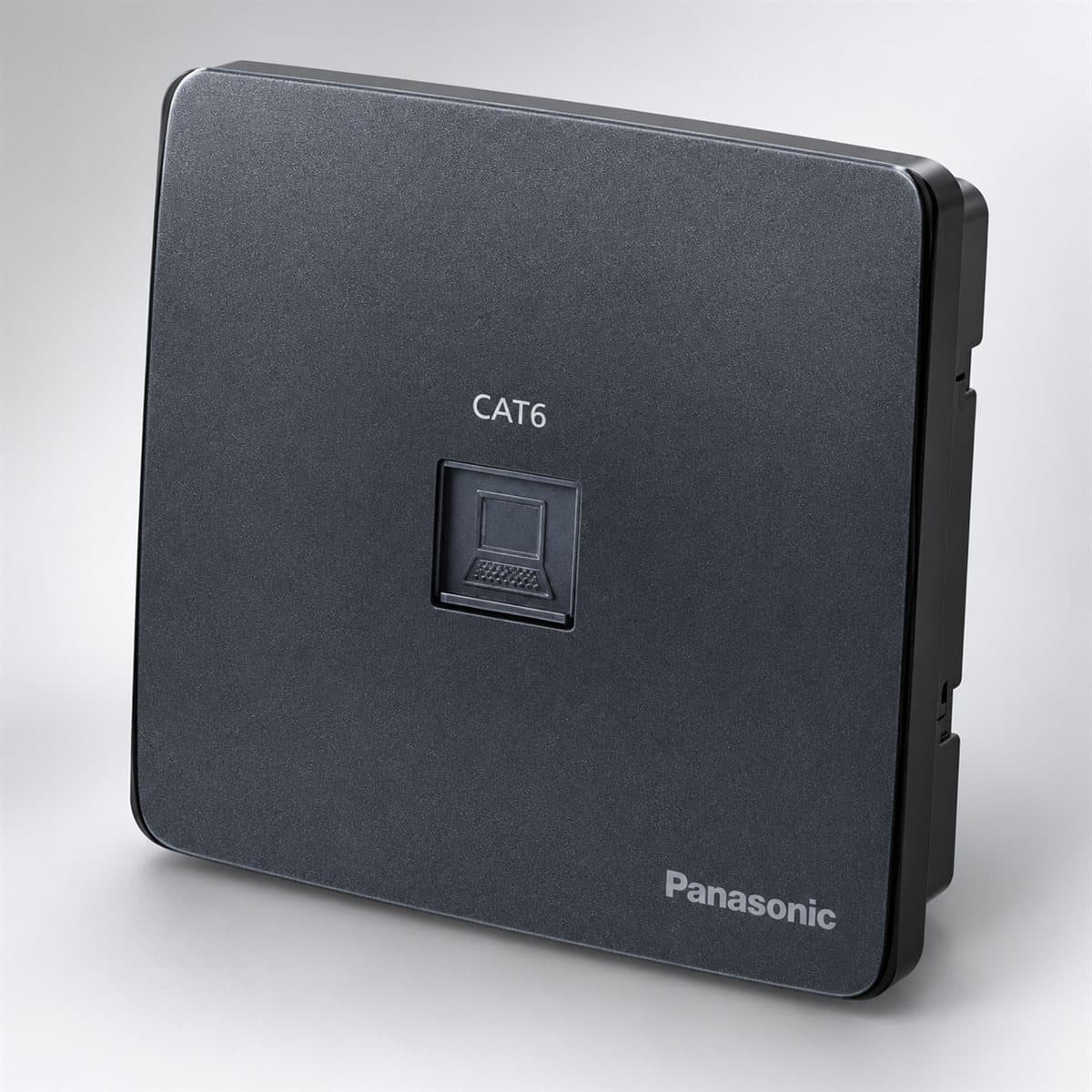 Ổ cắm data CAT5E Minerva Panasonic chụp góc nghiêng 3/4, thấy rõ mặt và cạnh bên