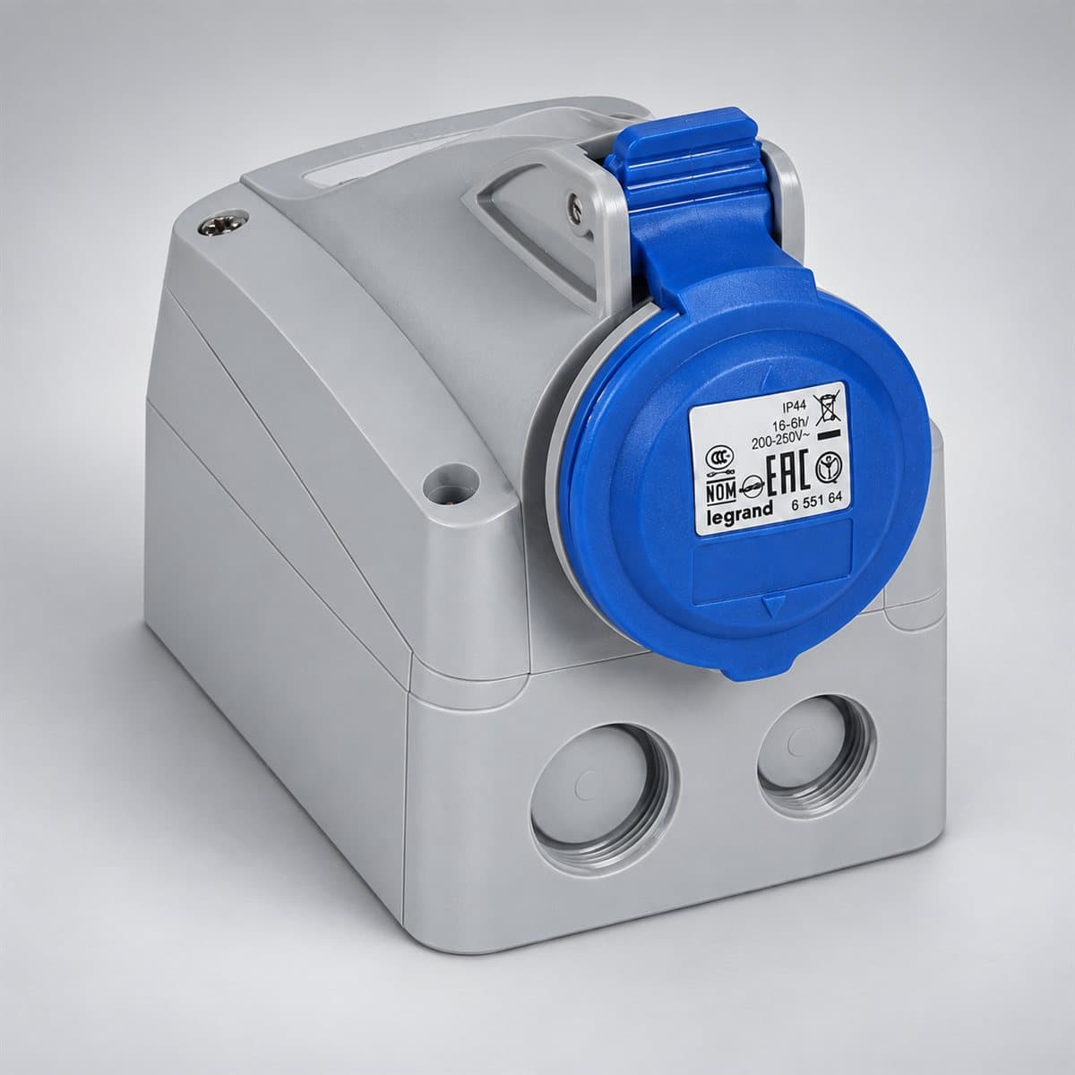 Ổ cắm gắn nổi công nghiệp P17 Tempra Pro IP44 Legrand chụp góc nghiêng 3/4, thấy rõ mặt và cạnh bên