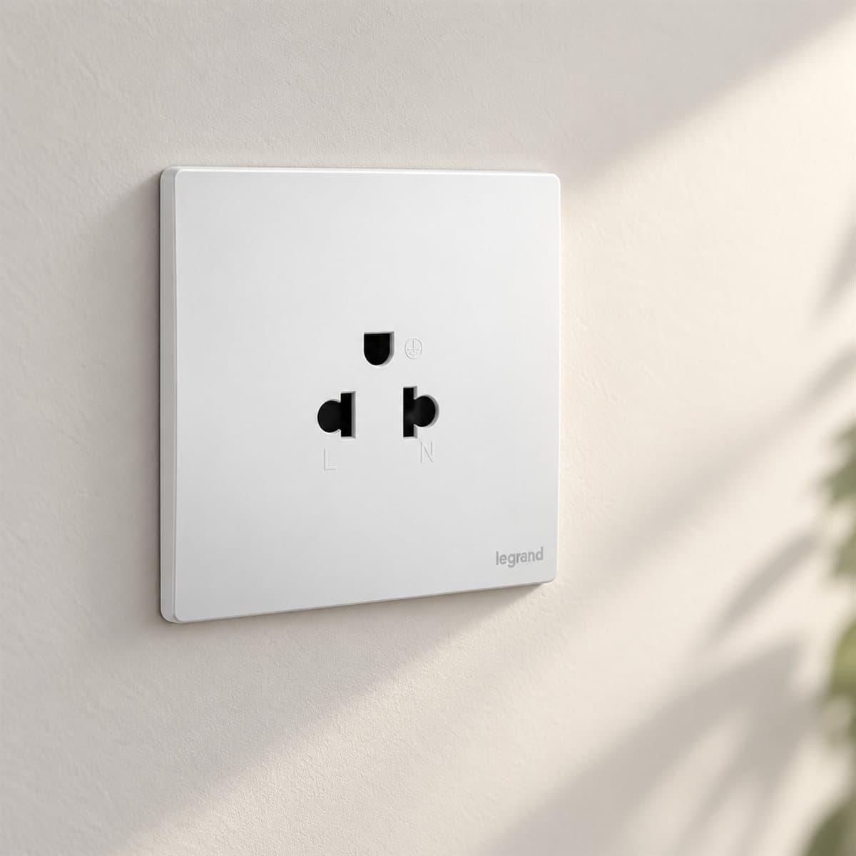 Ổ cắm đơn 3 chấu Mallia Senses Legrand đã lắp đặt trong nhà