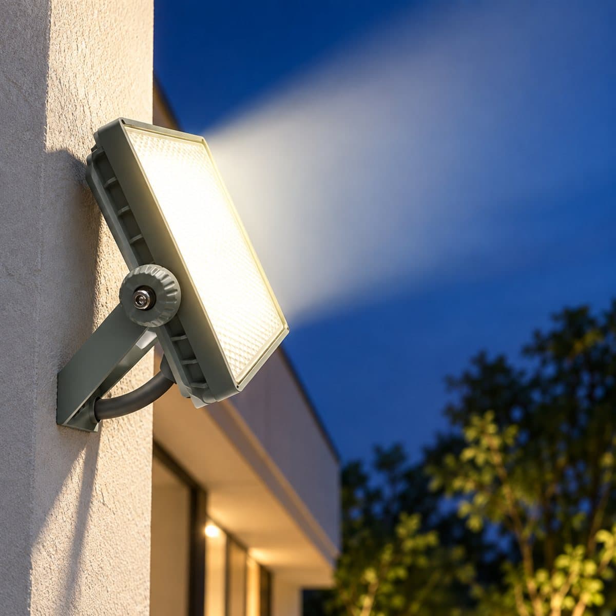 Đèn pha LED NLF Panasonic đã lắp đặt, đang chiếu sáng