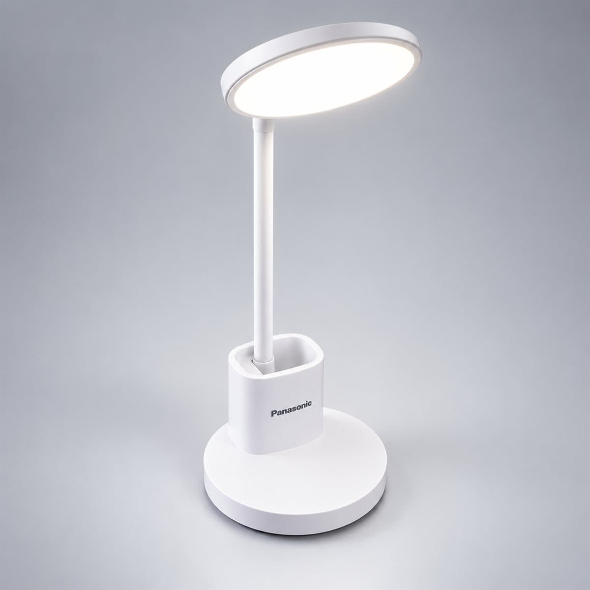 Đèn bàn LED kèm cốc sạc Panasonic chụp góc nghiêng 3/4, thấy rõ thân và cạnh bên