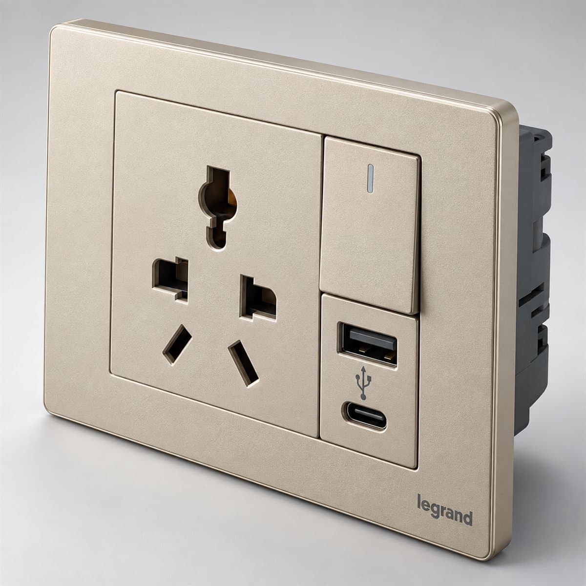 Ổ cắm đa năng có công tắc và ổ sạc USB Type A Obria Legrand chụp góc nghiêng 3/4, thấy rõ mặt và cạnh bên