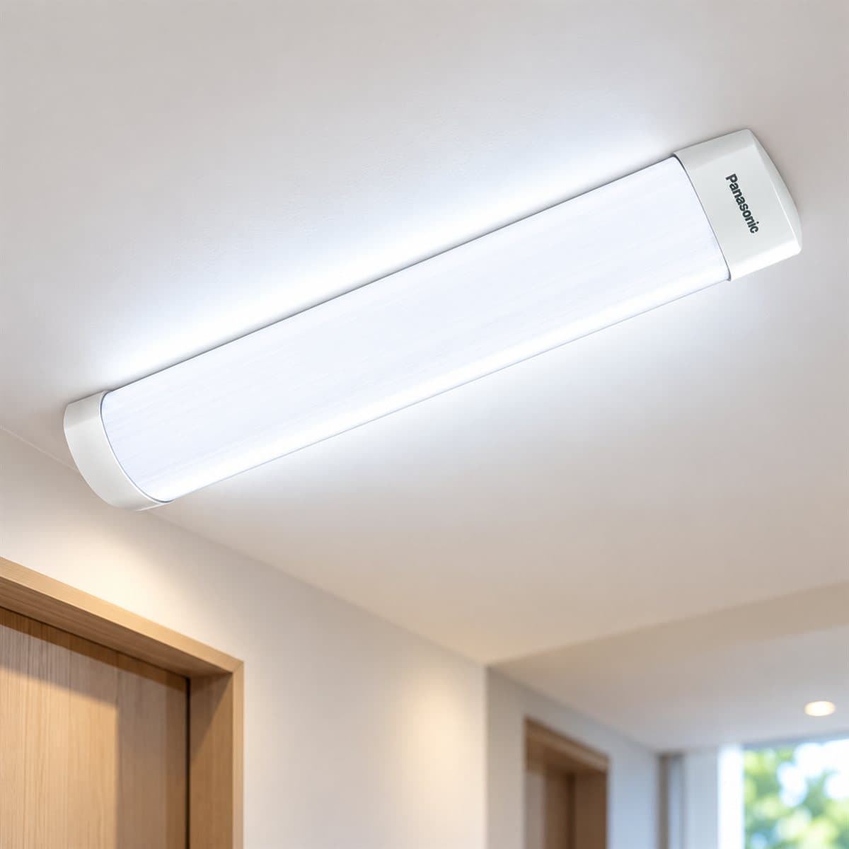 Đèn bán nguyệt Oval nhựa Panasonic đã lắp đặt, đang chiếu sáng