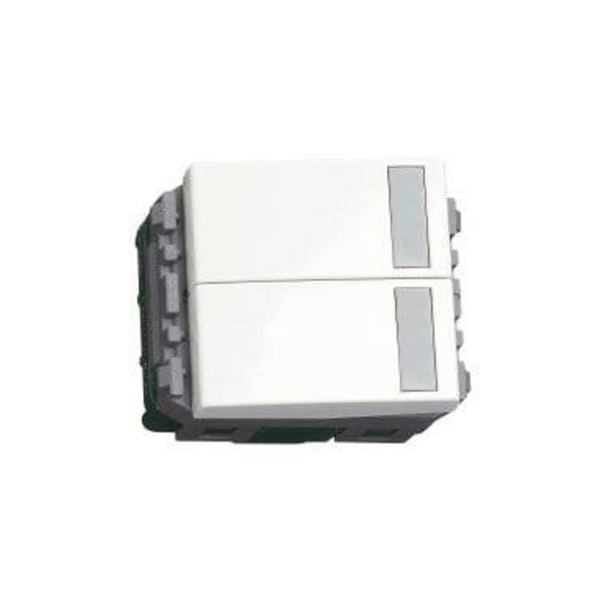 Công tắc C, 2 chiều, loại đôi, cỡ trung Refina Wide Panasonic trên nền trắng, ảnh sản phẩm chính diện