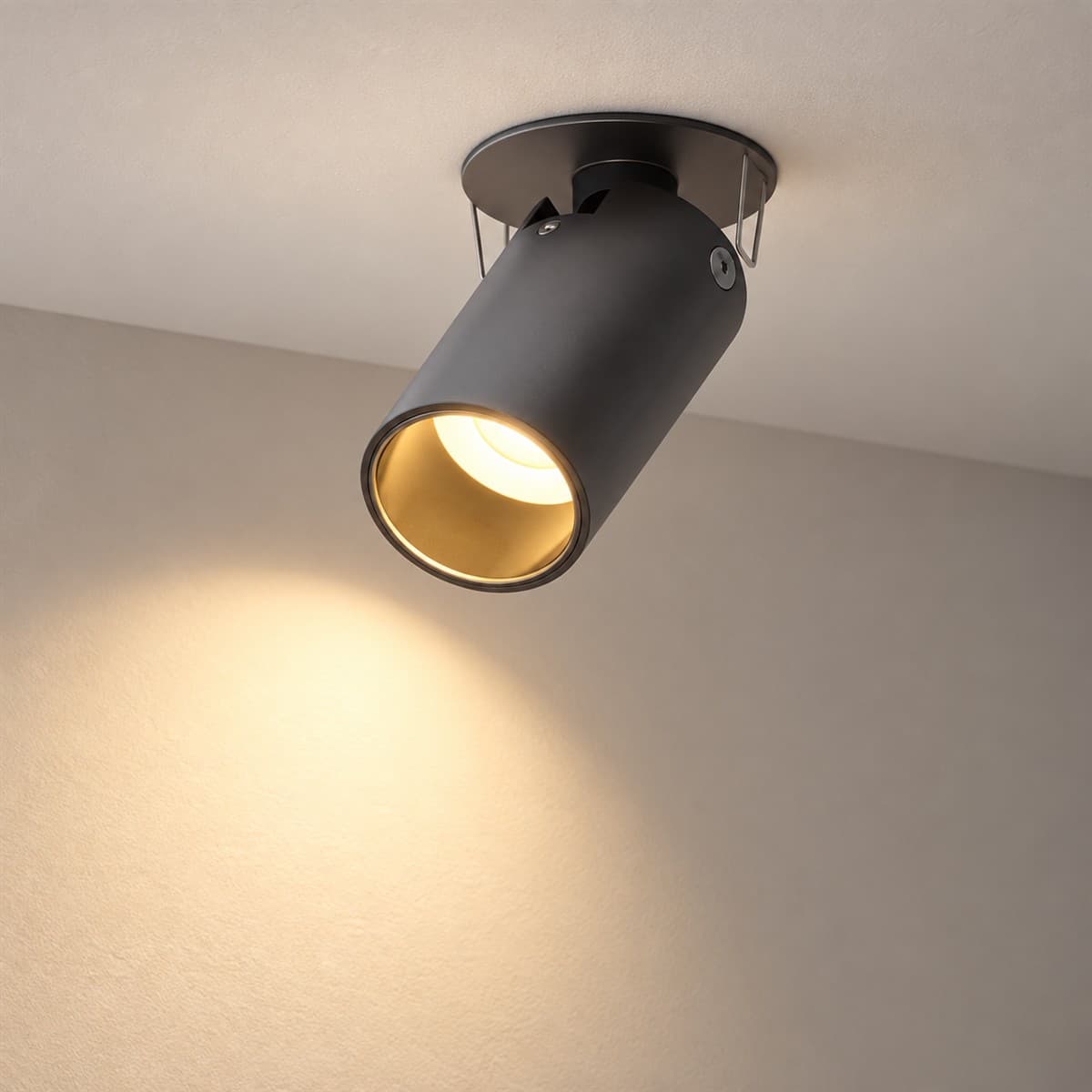 Đèn Spotlight âm trần xoay góc 7W 24° Lumi đã lắp đặt, đang chiếu sáng