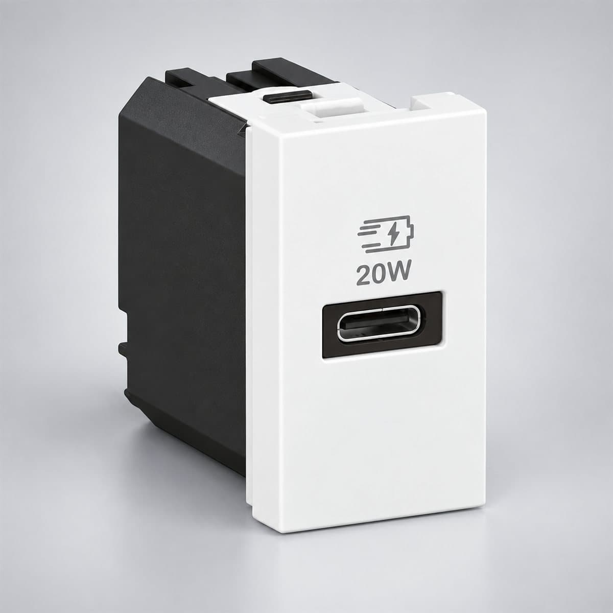 Ổ sạc USB đơn type C, 20W, 1 mô-đun Mosaic cho hộp âm sàn Legrand chụp góc nghiêng 3/4, thấy rõ mặt và cạnh bên