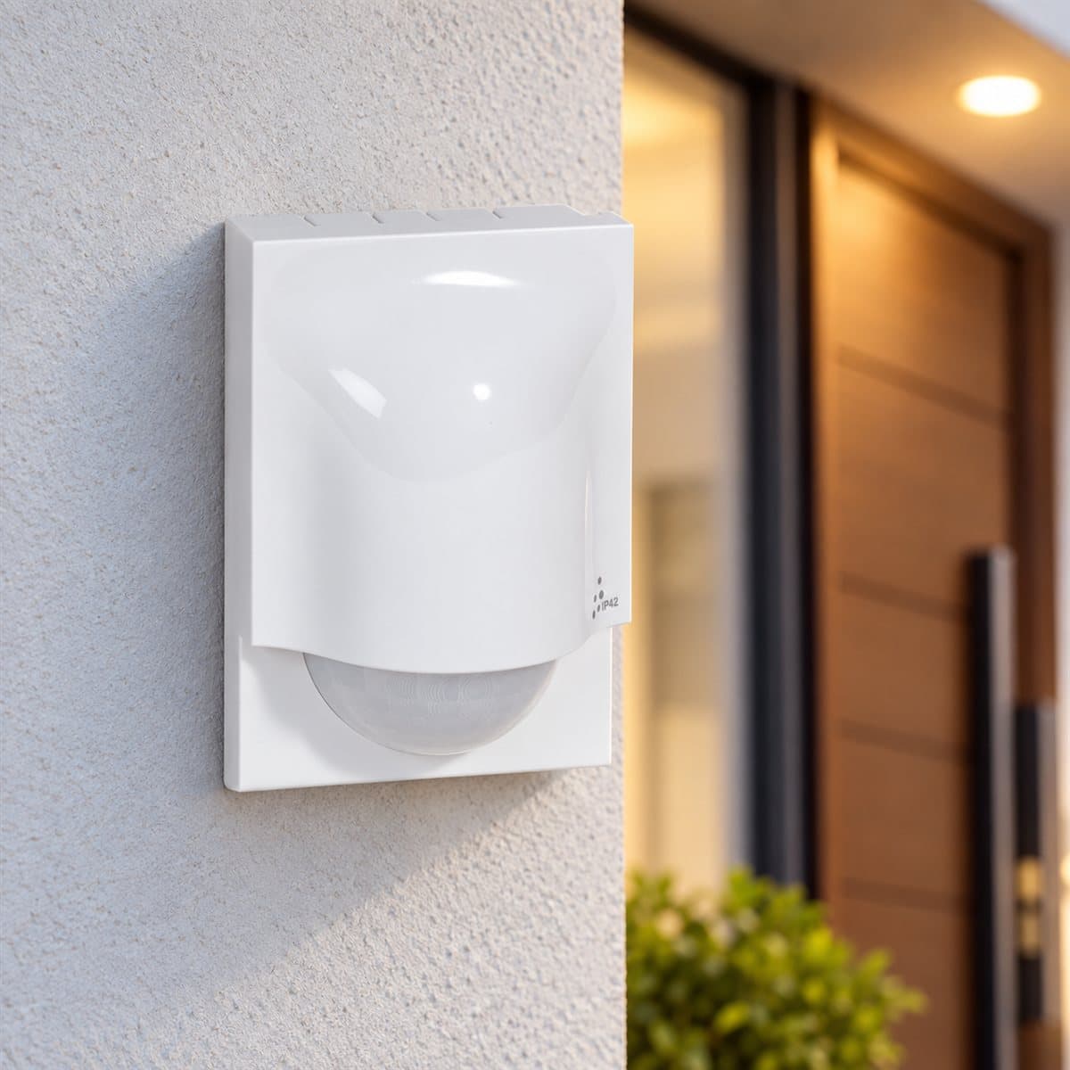 Cảm biến hồng ngoại gắn tường, góc quét 140 độ Legrand đã lắp đặt trong nhà