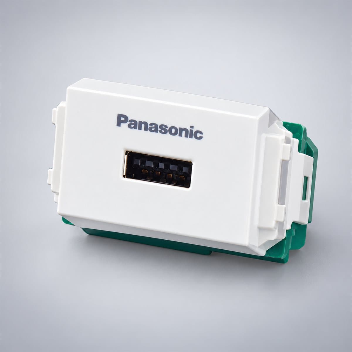 Ổ cắm USB 1 cổng Full Color Wide Panasonic chụp góc nghiêng 3/4, thấy rõ mặt và cạnh bên
