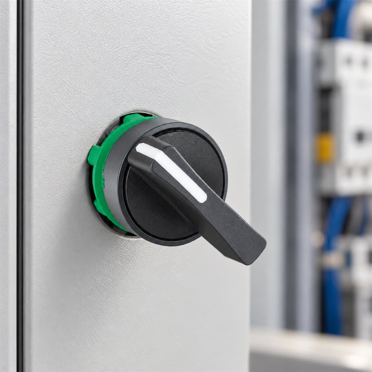 Công tắc xoay tay nắm dài, trọn bộ Harmony XB5 Ø22 Schneider đã lắp đặt trong nhà