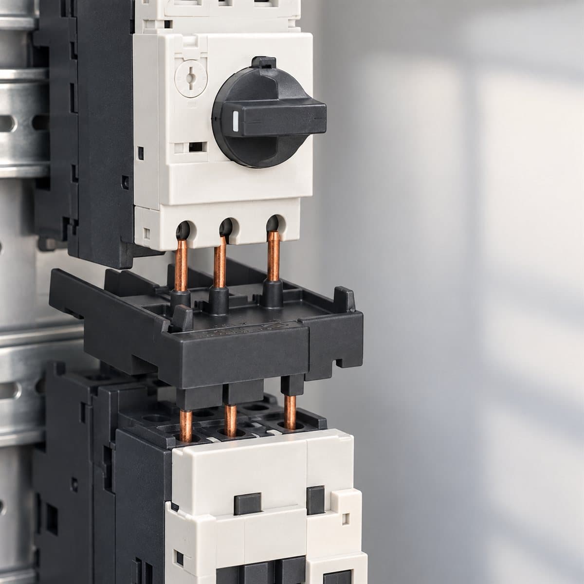 Khối kết nối TeSys GV2 với contactor Schneider đã lắp đặt trong nhà