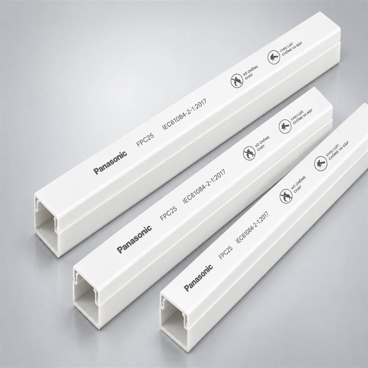 Nẹp luồn dây điện dạng vuông Panasonic chụp góc nghiêng 3/4, thấy rõ mặt và cạnh bên