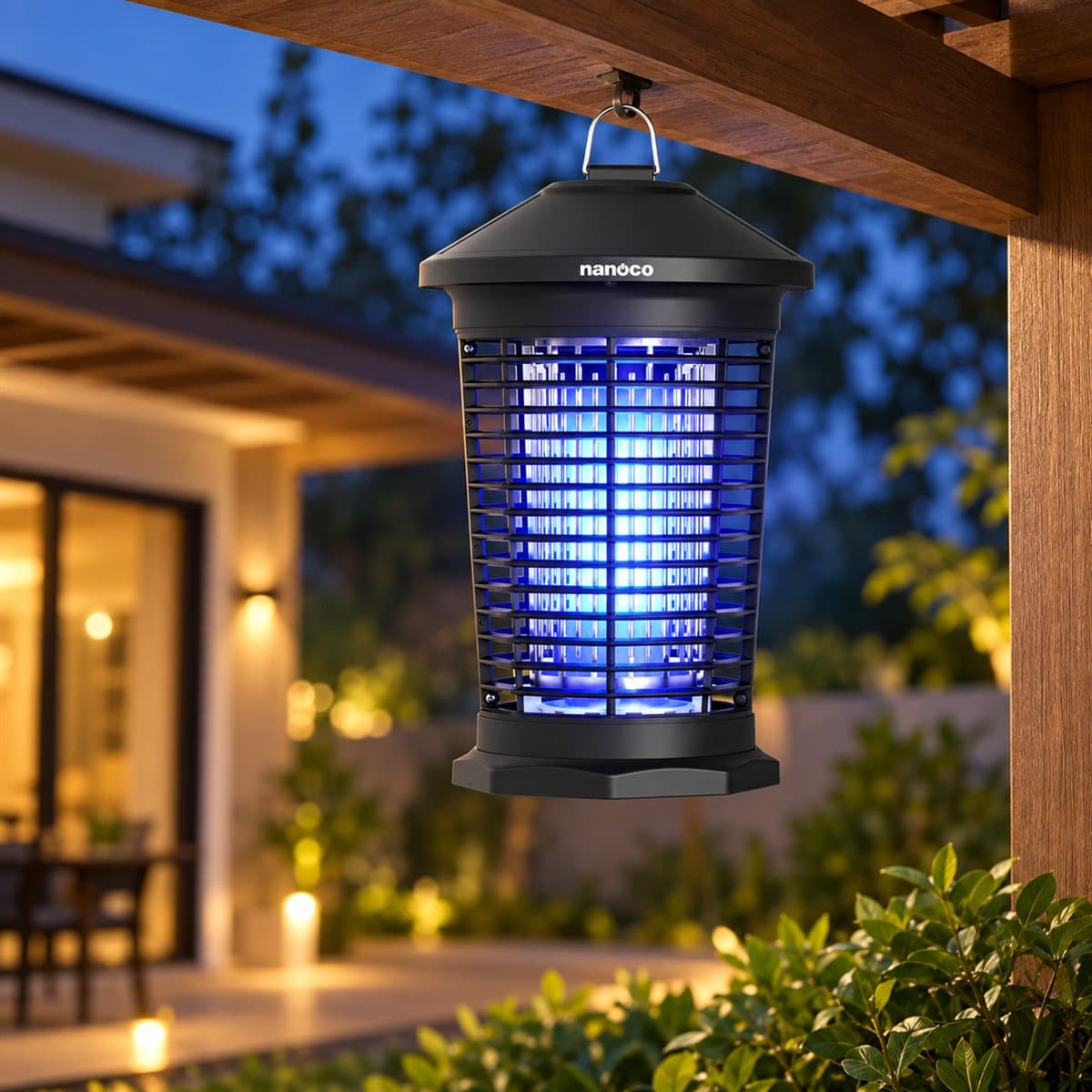 Đèn bắt muỗi NML18B1 Panasonic đã lắp đặt, đang chiếu sáng