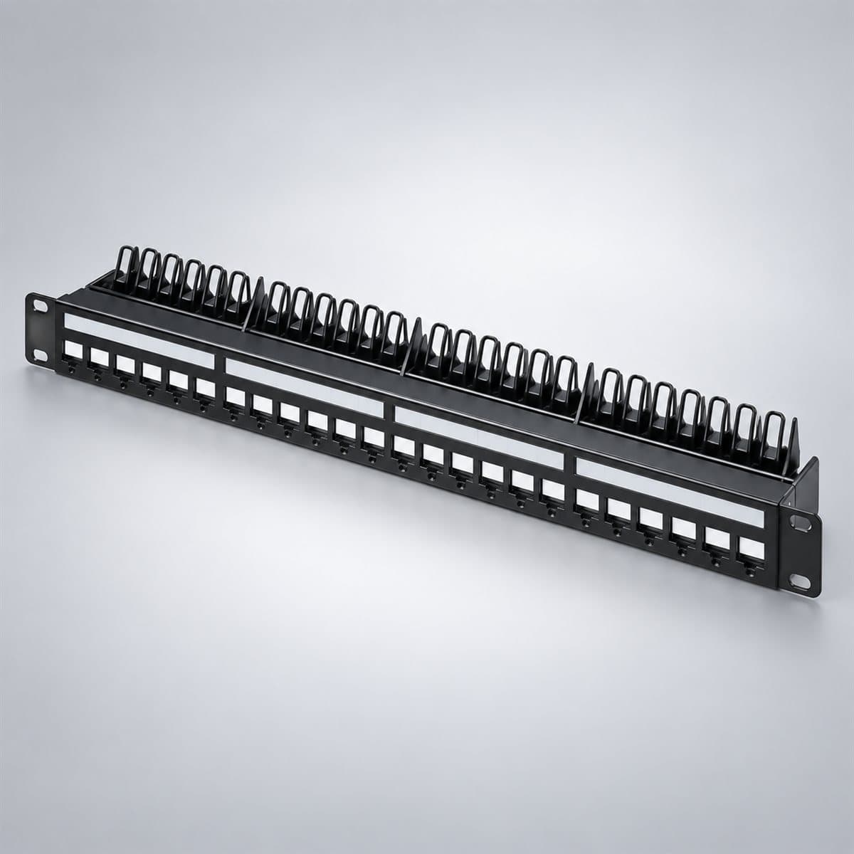 Thanh đấu nối 24 cổng Cat5e/Cat6 Legrand chụp góc nghiêng 3/4, thấy rõ mặt và cạnh bên