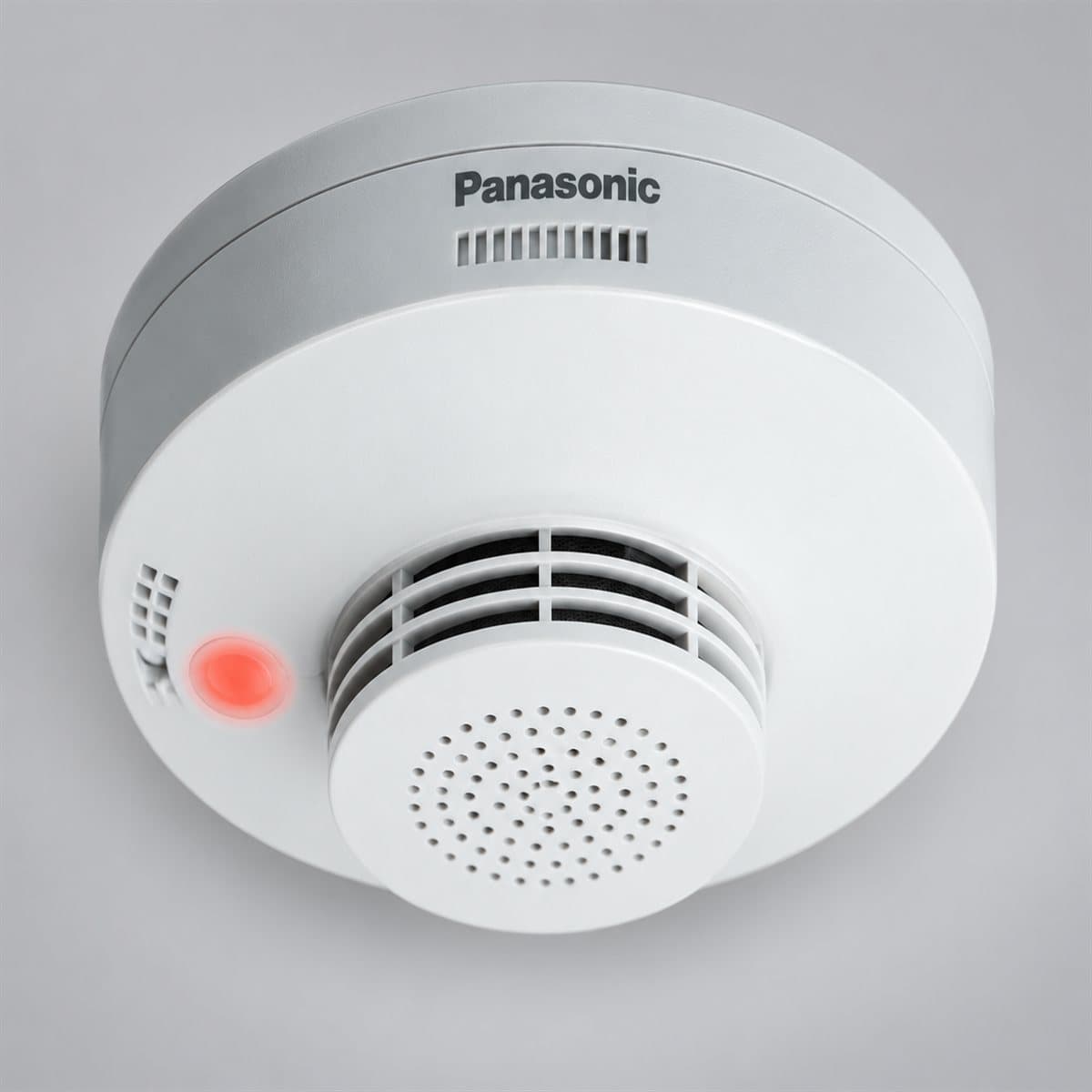 Đầu báo khói dùng pin Panasonic chụp góc nghiêng 3/4, thấy rõ mặt và cạnh bên