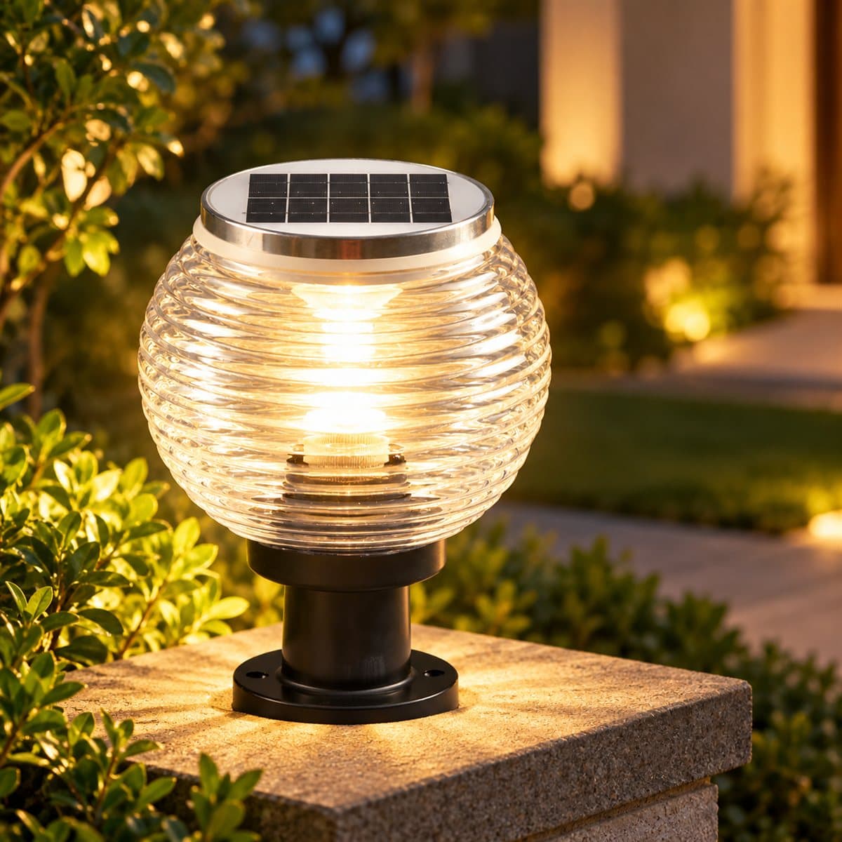 Đèn solar sân vườn NTZ06 Panasonic đã lắp đặt, đang chiếu sáng
