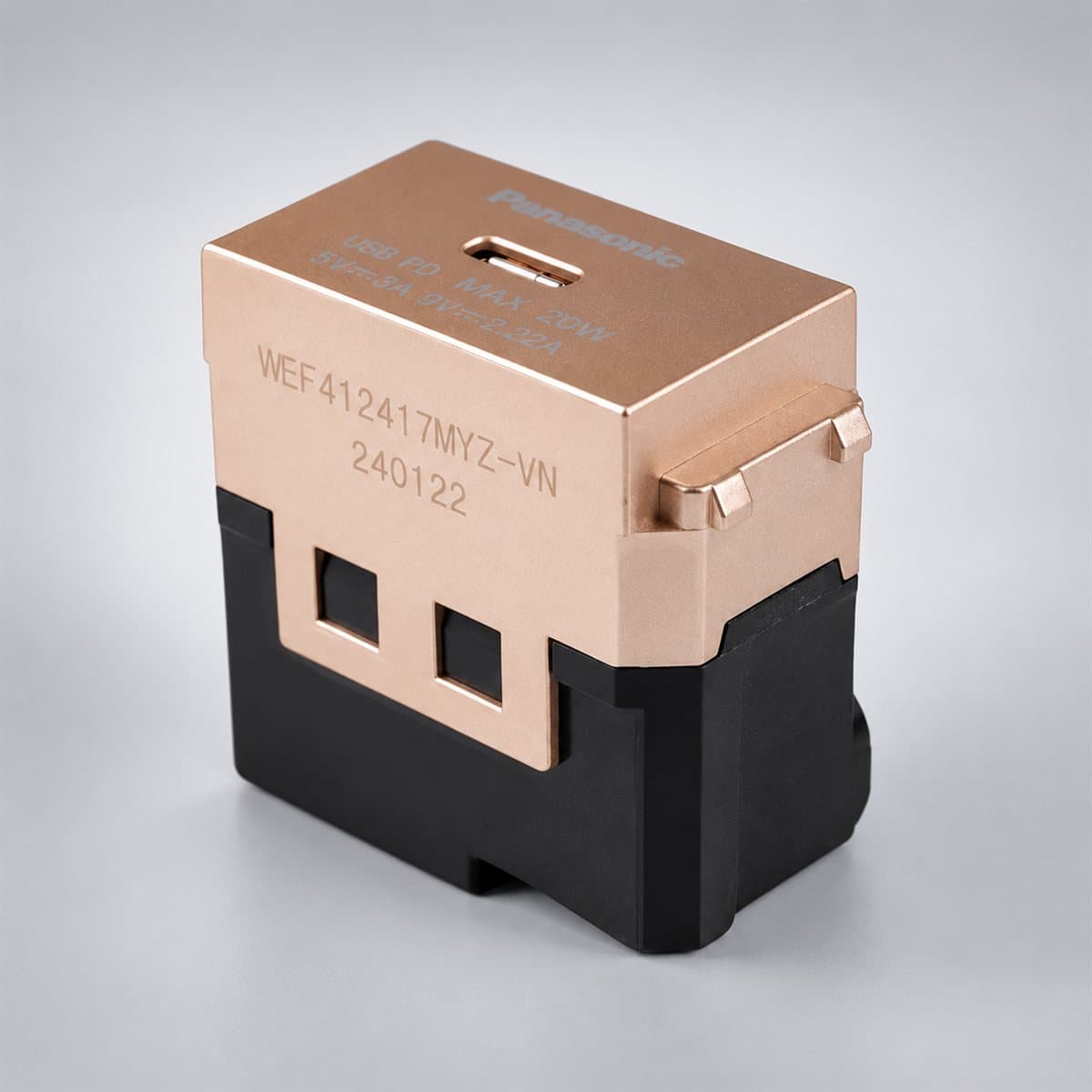 Ổ cắm sạc USB 1 cổng chuẩn C, PD, bắt vít Halumie Panasonic chụp góc nghiêng 3/4, thấy rõ mặt và cạnh bên