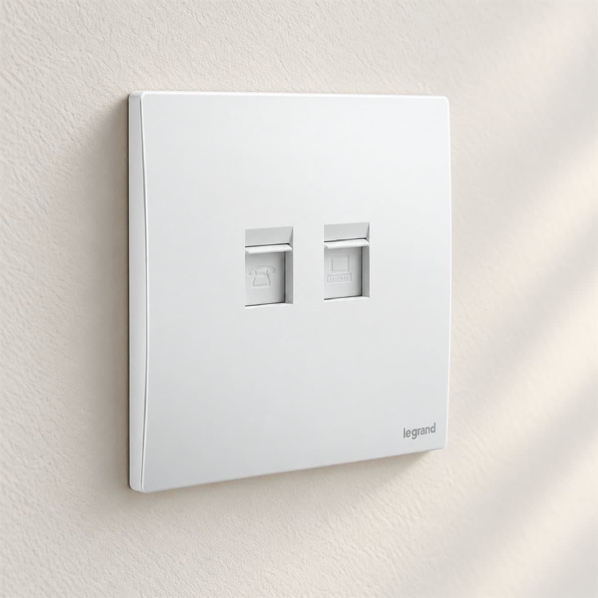 Ổ cắm điện thoại và mạng cat6 Mallia Senses Legrand đã lắp đặt trong nhà