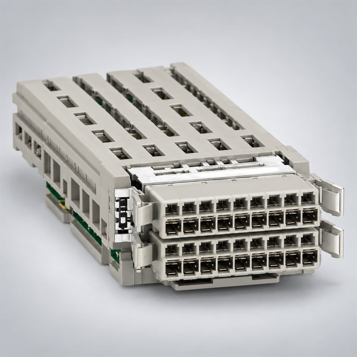 Card mở rộng cho ATV600/ATV900 Schneider chụp góc nghiêng 3/4, thấy rõ mặt và cạnh bên