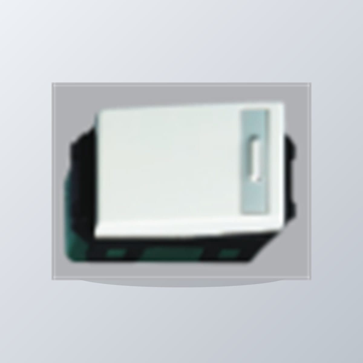 Công tắc B, 1 chiều, loại nhỏ Refina Wide Panasonic chụp góc nghiêng 3/4, thấy rõ mặt và cạnh bên