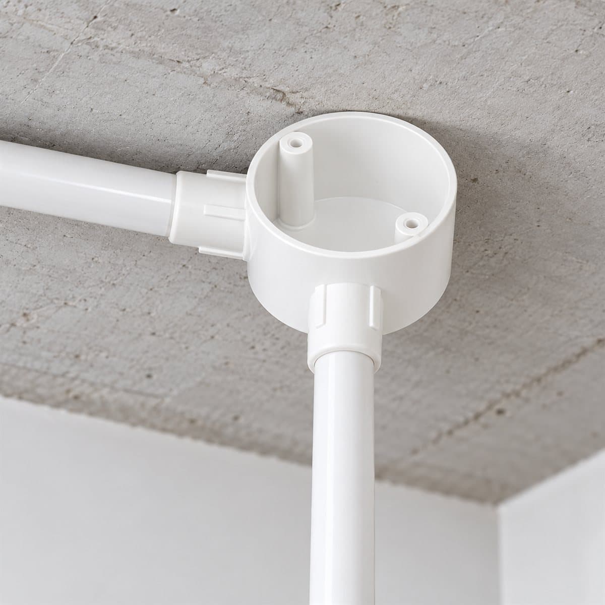 Hộp nối tròn 2 ngã vuông ống luồn PVC Panasonic đã lắp đặt trong nhà