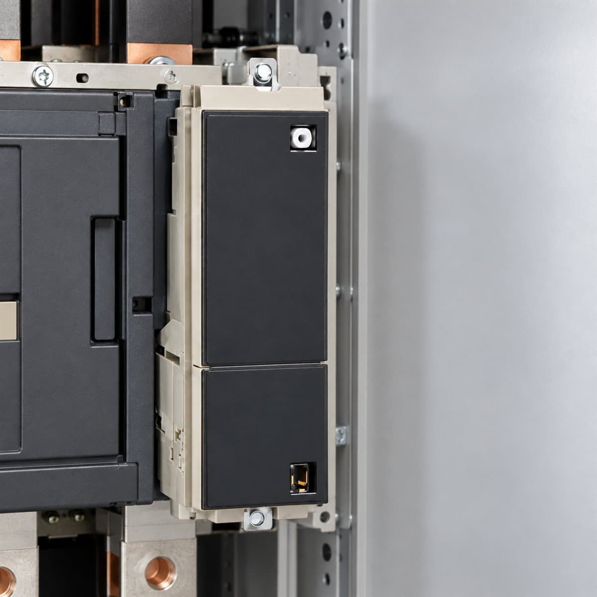 Bộ bảo vệ Micrologic cho ACB EasyPact EVS Schneider đã lắp đặt trong nhà