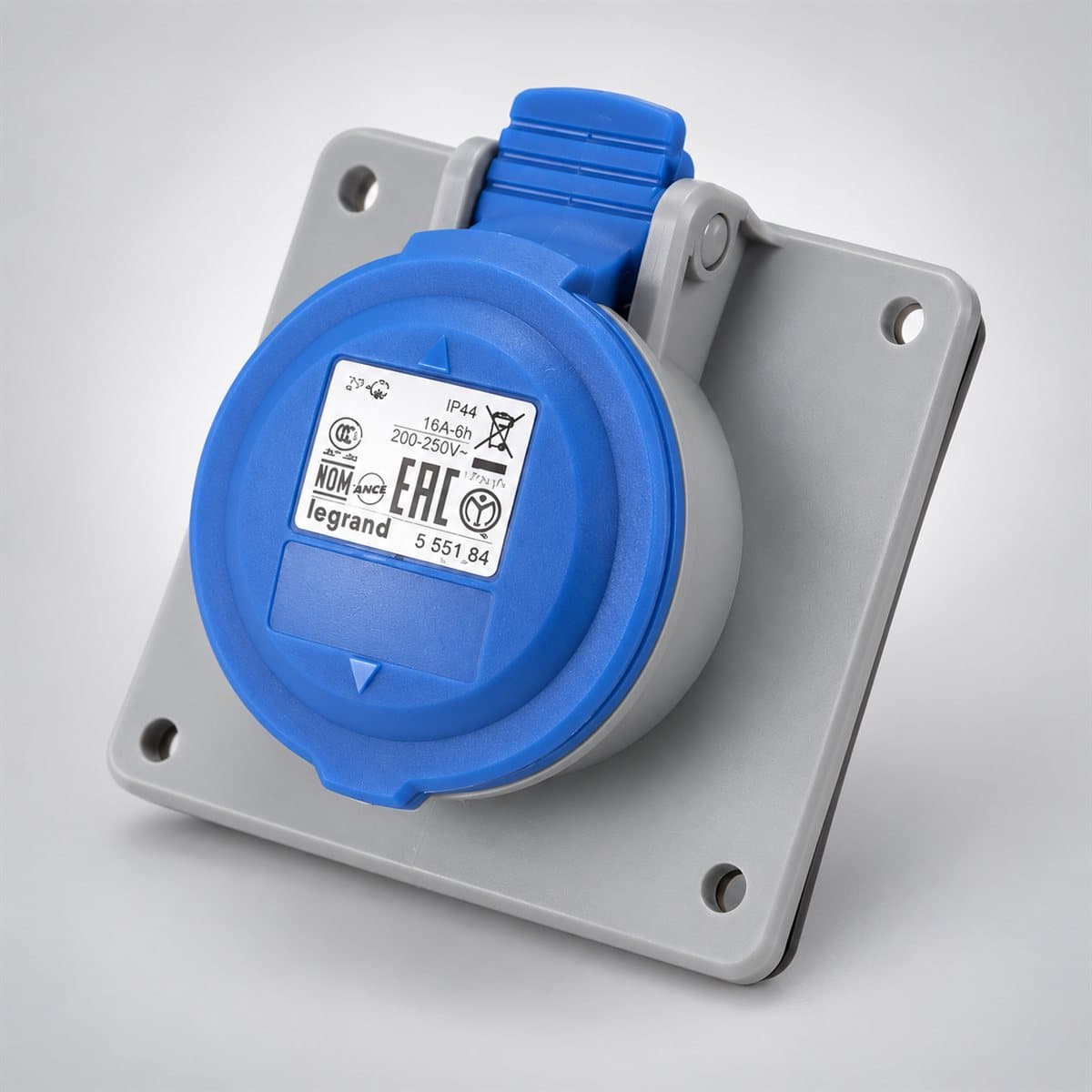 Ổ cắm gắn âm công nghiệp P17 Tempra Pro IP44 Legrand chụp góc nghiêng 3/4, thấy rõ mặt và cạnh bên