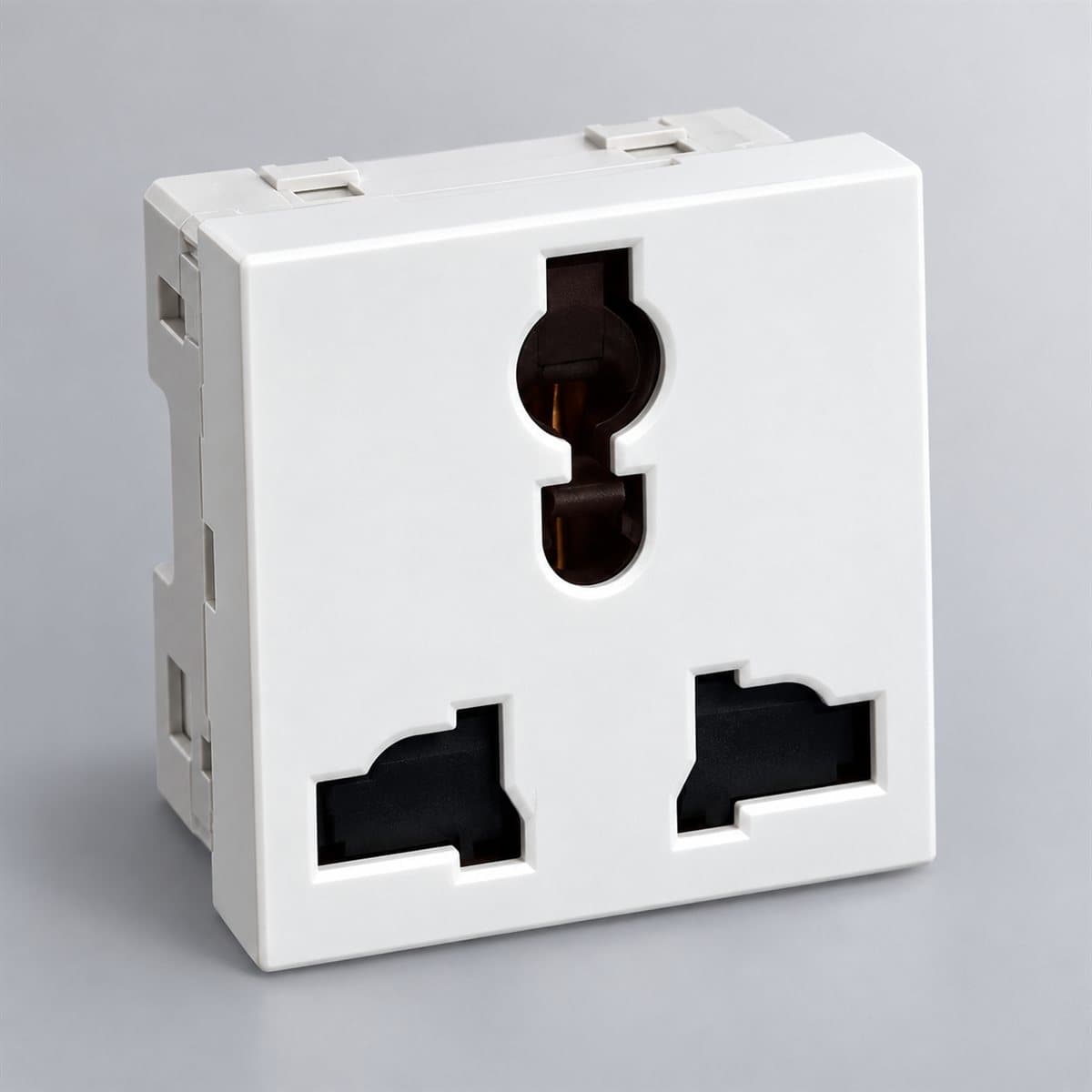 Ổ cắm đơn đa năng, 1.5 mô-đun Rivia Legrand chụp góc nghiêng 3/4, thấy rõ mặt và cạnh bên