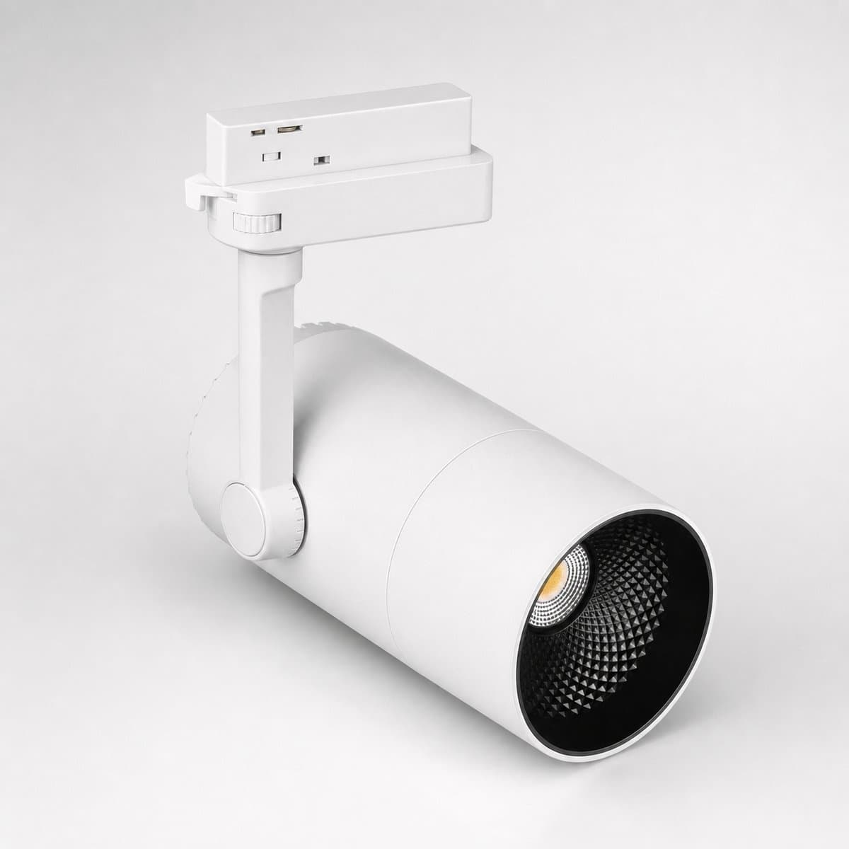 Đèn LEDCOMFO Spot Light chụp góc nghiêng 3/4, thấy rõ thân và mặt bên