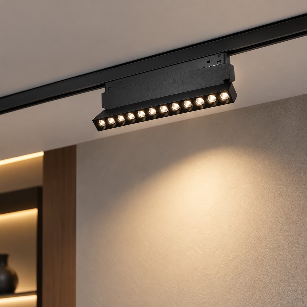 Đèn ray nam châm spotlight chỉnh hướng 12W 30° Tunable white Lumi đã lắp đặt, đang chiếu sáng