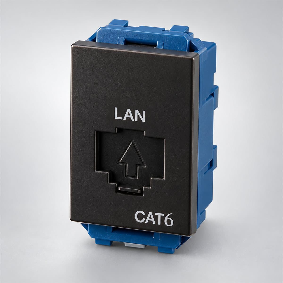 Ổ cắm data CAT6 Gen-X Panasonic chụp góc nghiêng 3/4, thấy rõ mặt và cạnh bên