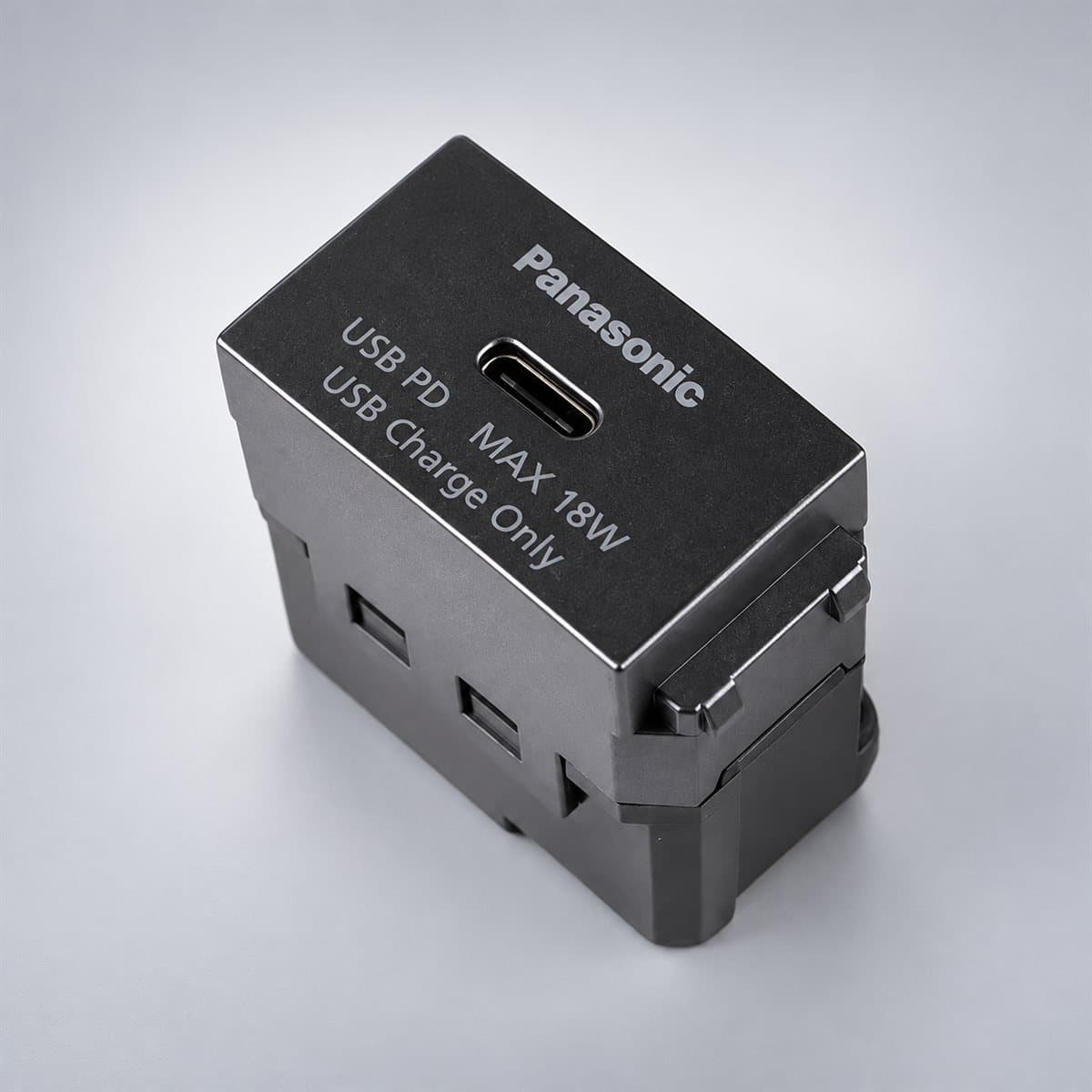 Ổ cắm USB 1 cổng C, PD Full Color Wide Panasonic chụp góc nghiêng 3/4, thấy rõ mặt và cạnh bên