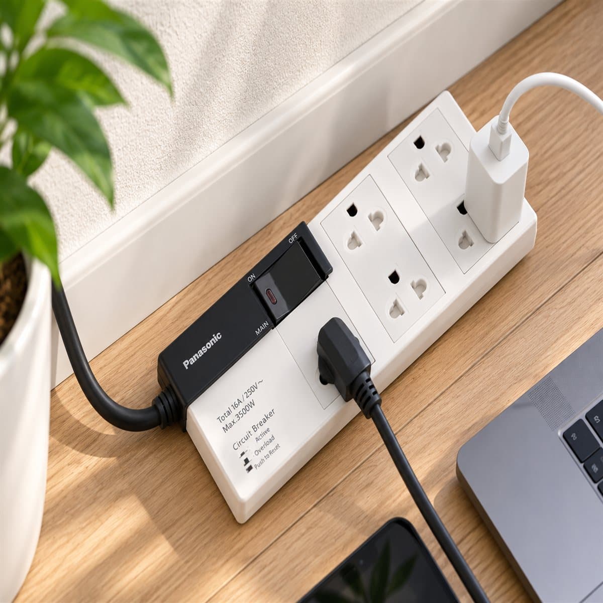 Ổ cắm có dây 5 ổ cắm, 1 công tắc, 3m Panasonic đã lắp đặt trong nhà