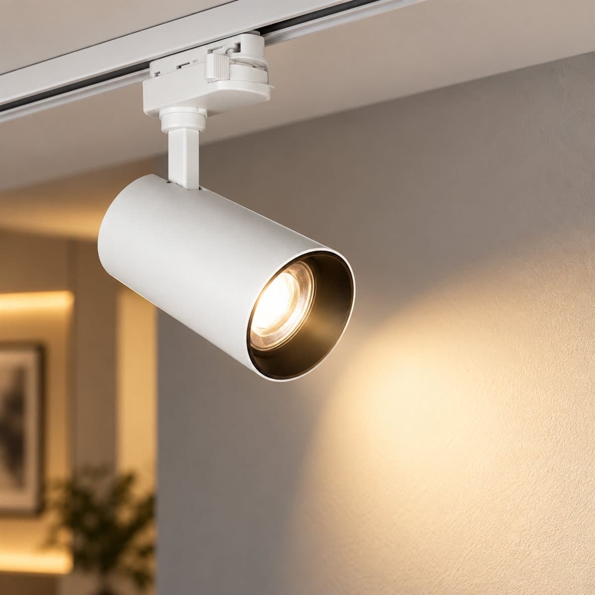 Đèn track light T2 Eira Panasonic đã lắp đặt, đang chiếu sáng
