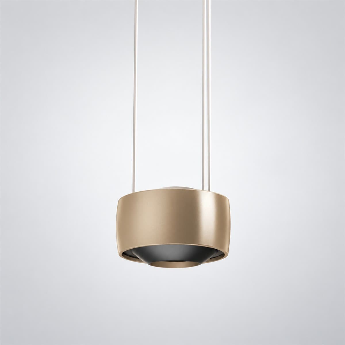 Đèn thả Vega 20W Tunable white Lumi chụp góc nghiêng 3/4, thấy rõ thân và cạnh bên