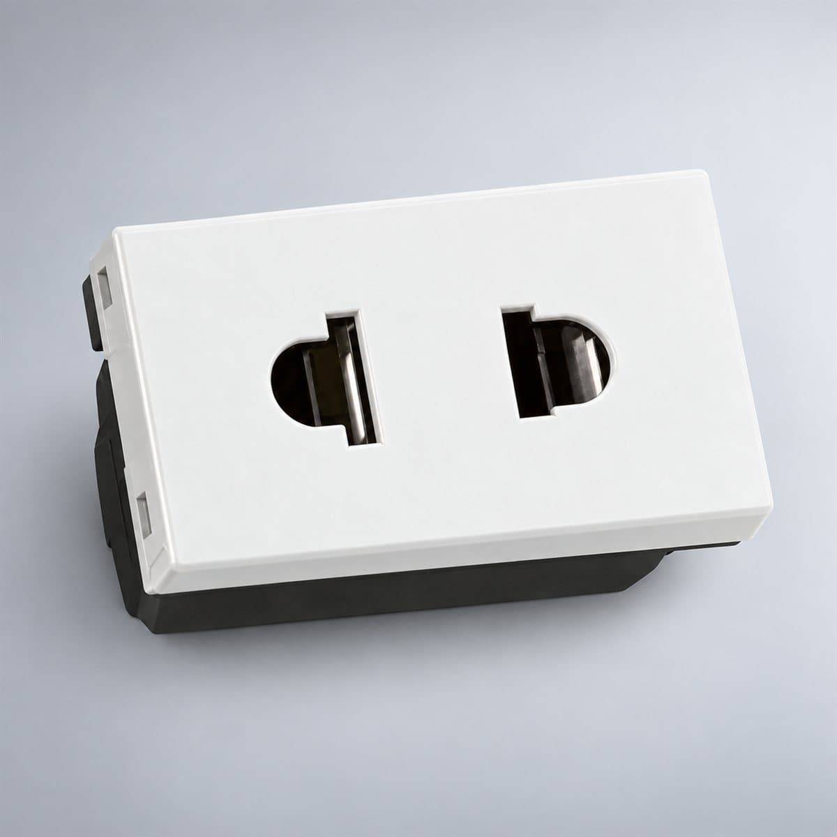 Ổ cắm đơn 2 chấu, 1 mô-đun Rivia Legrand chụp góc nghiêng 3/4, thấy rõ mặt và cạnh bên