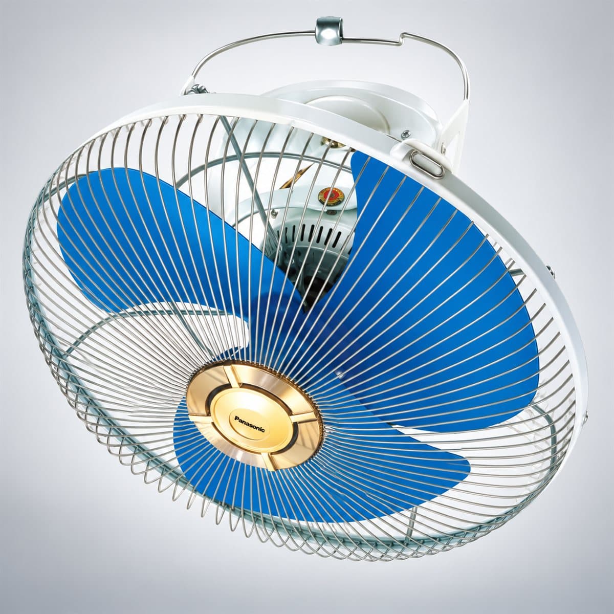Quạt đảo trần 360º Panasonic chụp góc nghiêng 3/4, thấy rõ mặt và cạnh bên