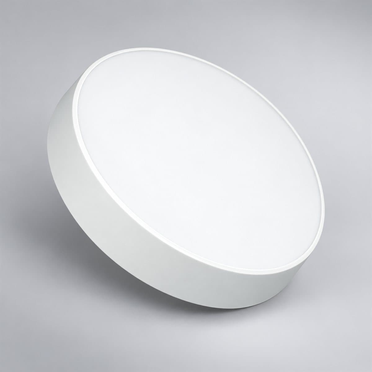 Đèn ốp trần nổi viền mỏng tròn Panasonic chụp góc nghiêng 3/4, thấy rõ thân và cạnh bên