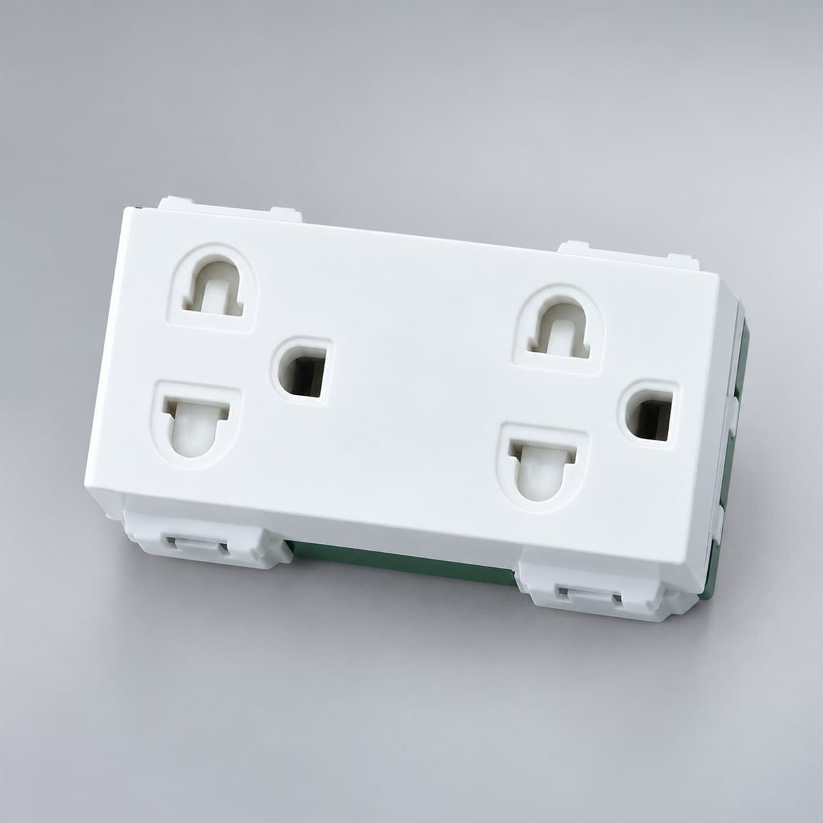 Ổ cắm đôi có màn che và dây nối đất Full Color Wide Panasonic chụp góc nghiêng 3/4, thấy rõ mặt và cạnh bên