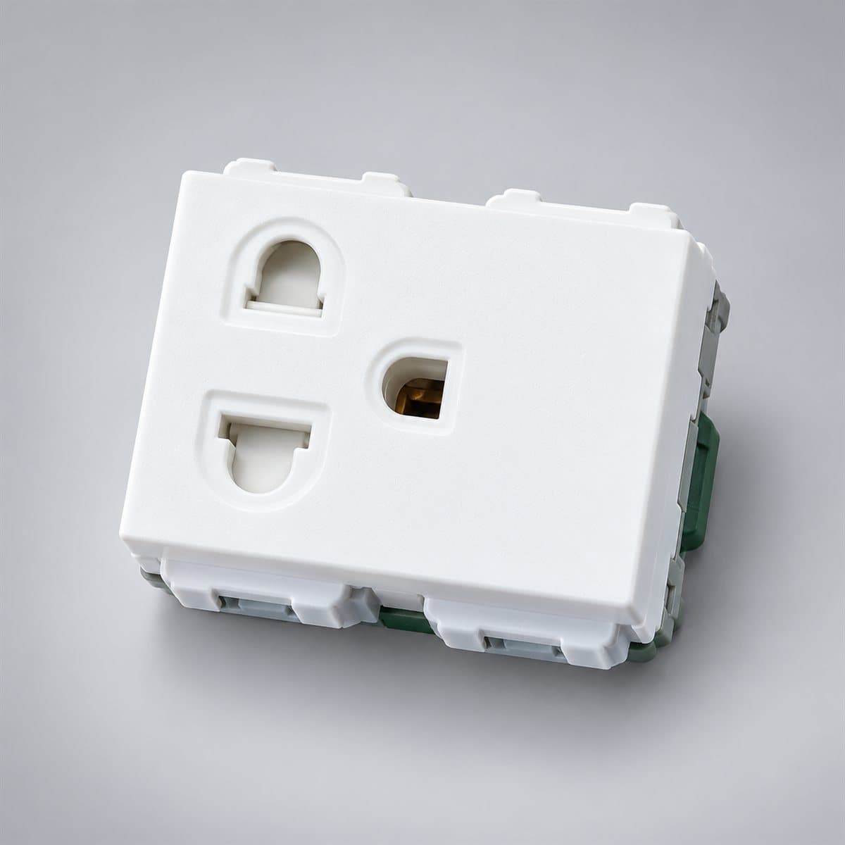 Ổ cắm đơn có màn che và dây nối đất Full Color Wide Panasonic chụp góc nghiêng 3/4, thấy rõ mặt và cạnh bên