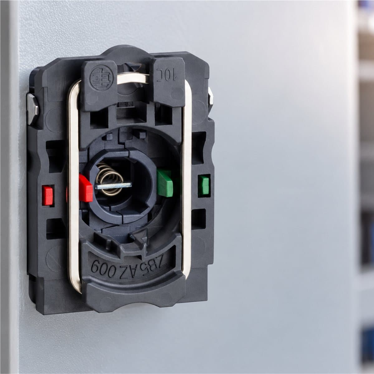 Thân nút nhấn đèn bóng BA9s Harmony XB5 Schneider đã lắp đặt trong nhà