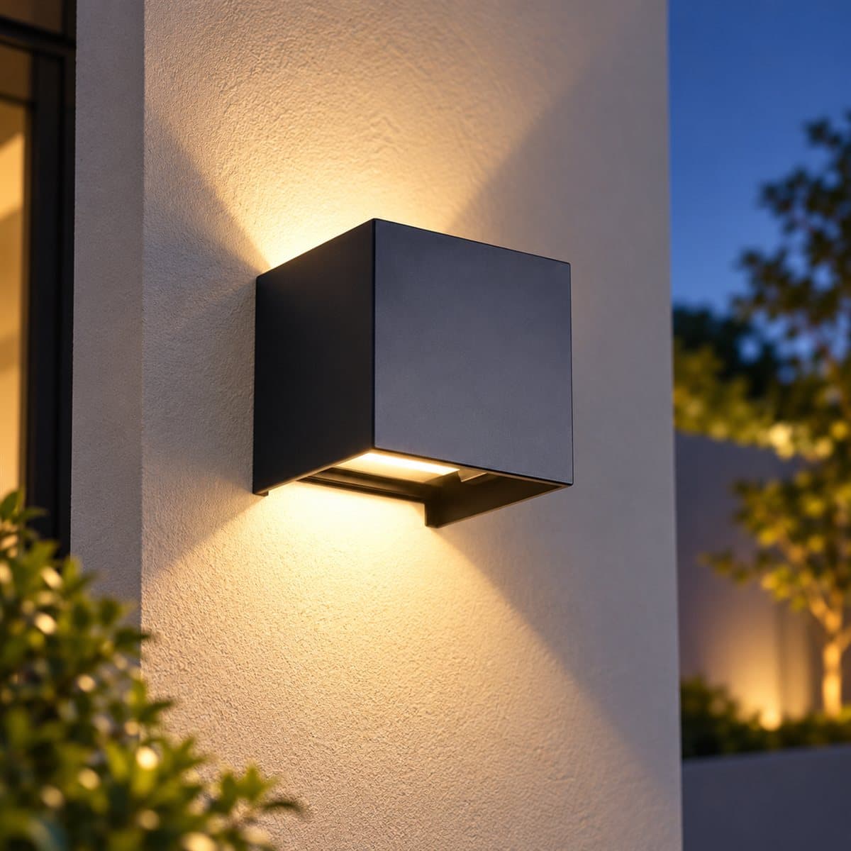 Đèn ngoài trời Stella NBLS13SQ Panasonic đã lắp đặt, đang chiếu sáng